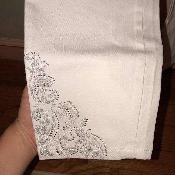 NEVER WORN NYDJ EMBROIDERED WHITE ANKLE JEAN‼️ - Picture 4 of 5